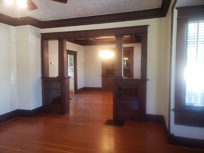 Building Photo - Charming Home Near Downtown Milwaukie