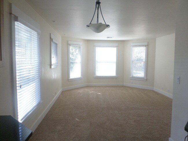Building Photo - 689 Siskiyou Blvd