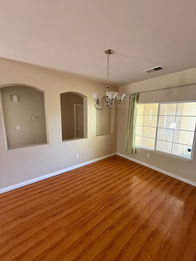 Foto del edificio - Modern 4-Bedroom Home in Northwest Bakersf...