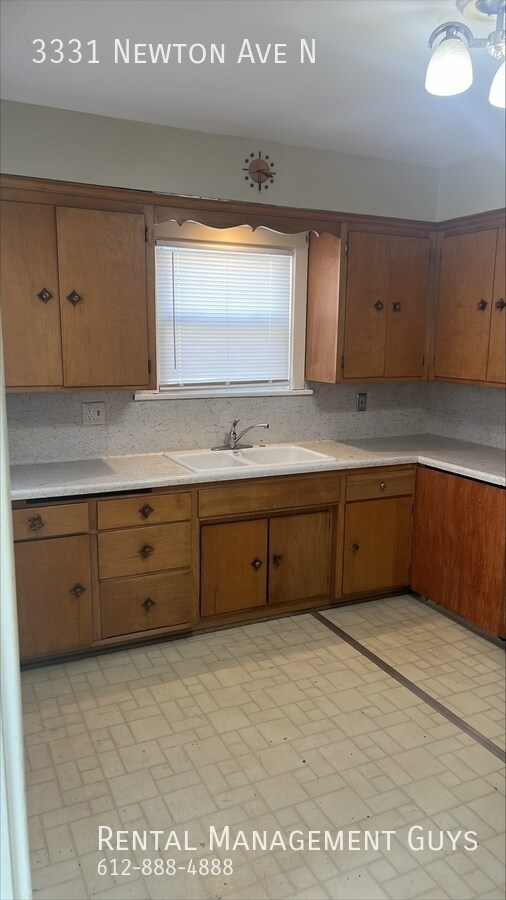 Building Photo - 3 Bedroom Home with Character!