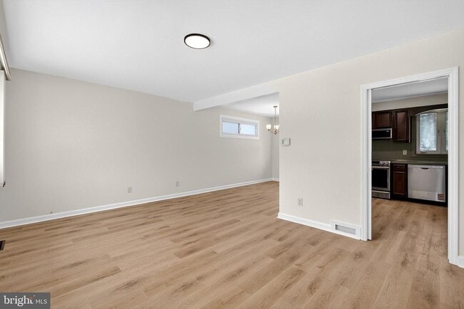 Building Photo - 154 Valleybrook Rd E