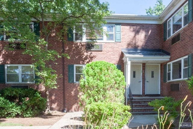 Primary Photo - 72 Demott St