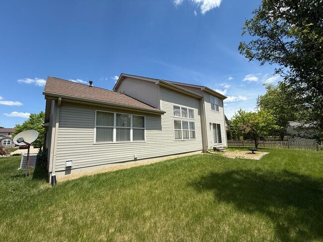 Foto del edificio - Large 2 Story home with 3 Bedrooms, 2.5 baths, hardwood floors, office and finished basement