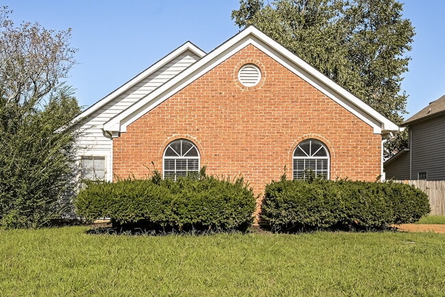 Building Photo - 2730 Riverbend Dr