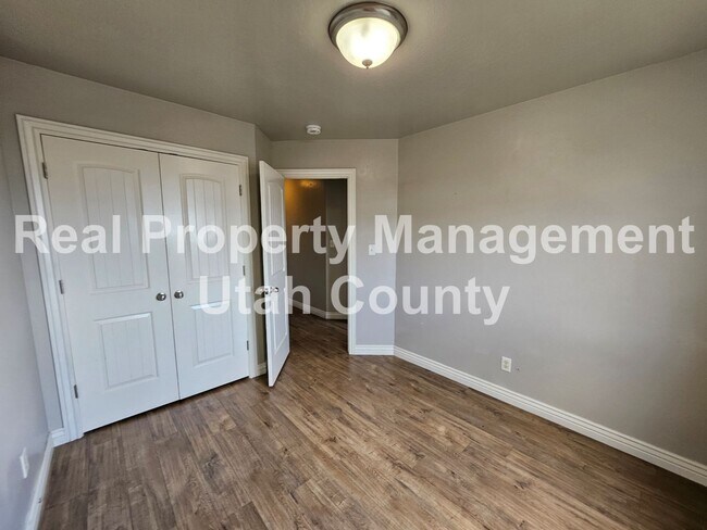 Foto del edificio - 1708 E Ridgefield Rd