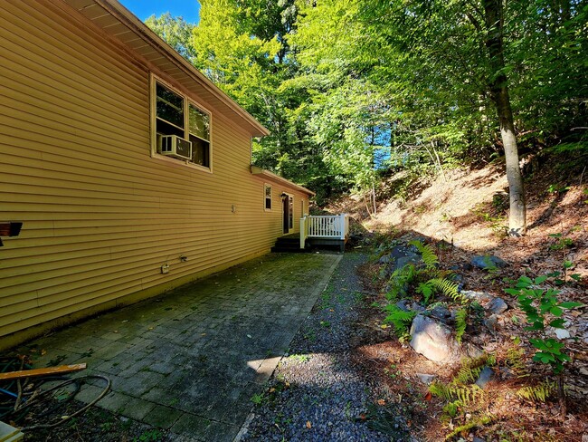 Building Photo - Open concept 3 bedroom in Tannersville!