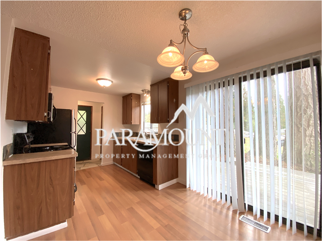 Building Photo - Newly Renovated 3 Bedroom! Lawncare Included!