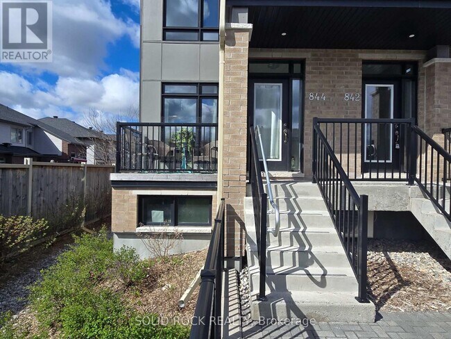 Photo du bâtiment - 844 Ralph Hennessy Ave