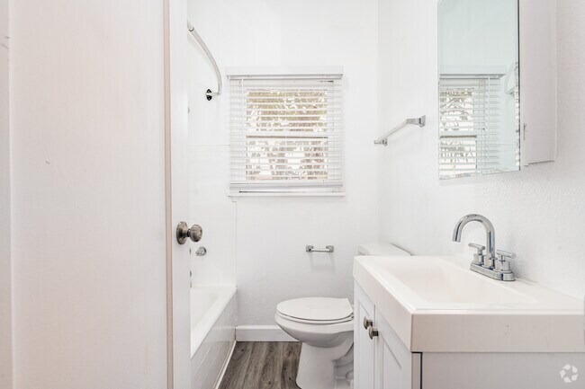 Estudio - 550 pies cuadrados - Baño - 328 Columbia LLC