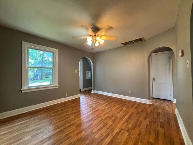Building Photo - Rent This 2 Bedroom House with Charm!!