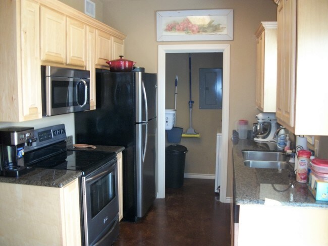 Building Photo - 300-322 Parkside Dr