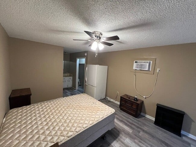 Building Photo - Cute Fully Furnished Efficiency Apartment Located in Sulphur
