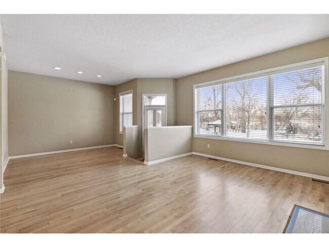 Foto del edificio - 325 W River Pkwy