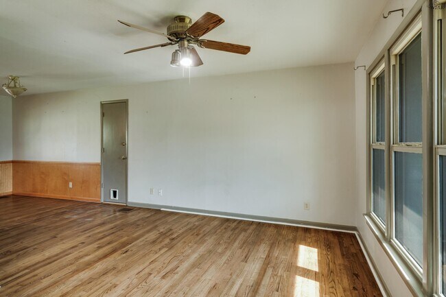 Foto del edificio - 4300 Hughes Dr