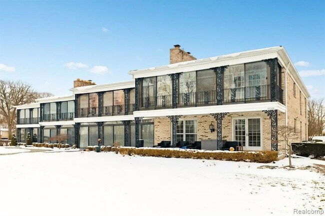 Foto del edificio - 24356 E River Rd