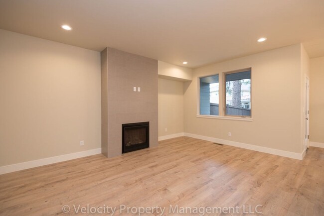 Building Photo - Beautiful Townhome For Lease!