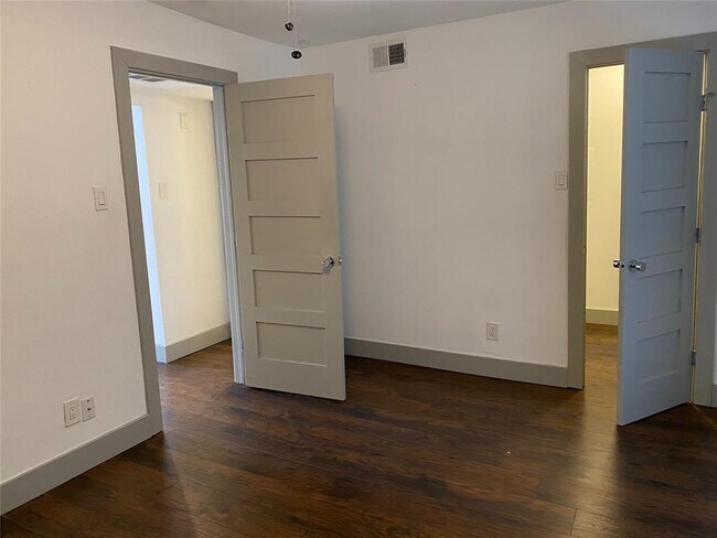 Building Photo - 4633 Fairmount St