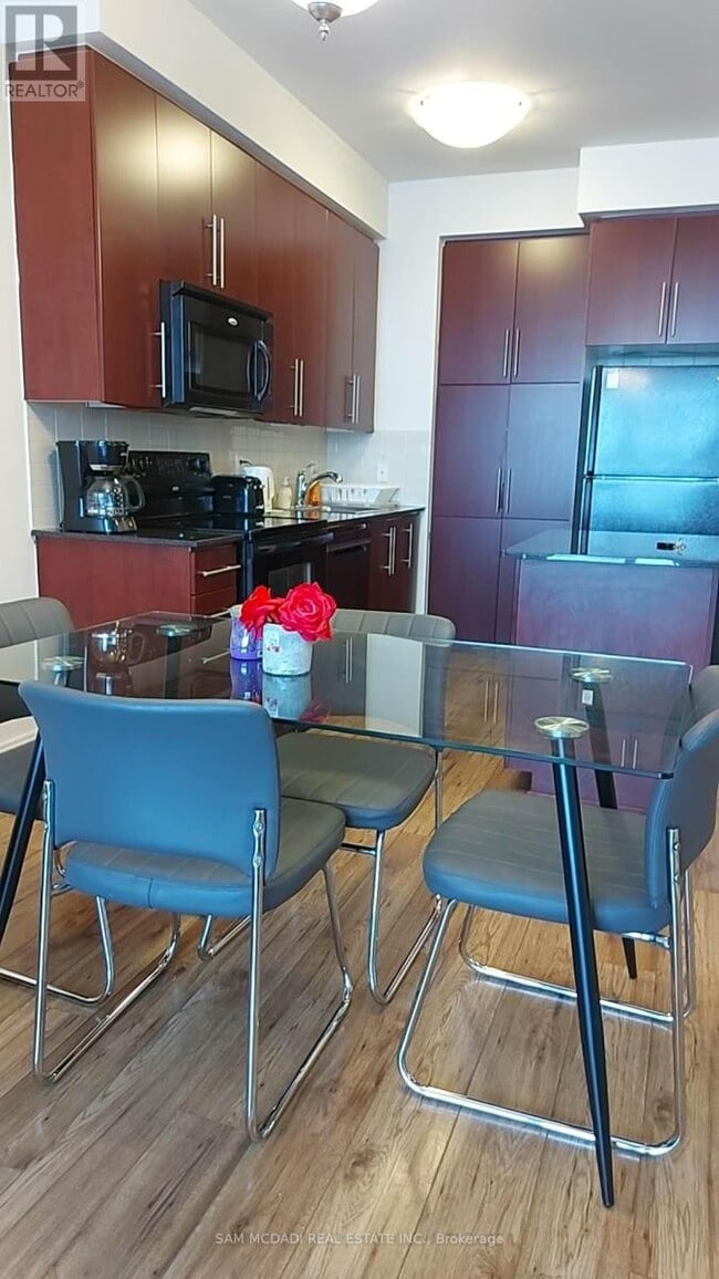 Building Photo - 330 Burnhamthorpe Rd W