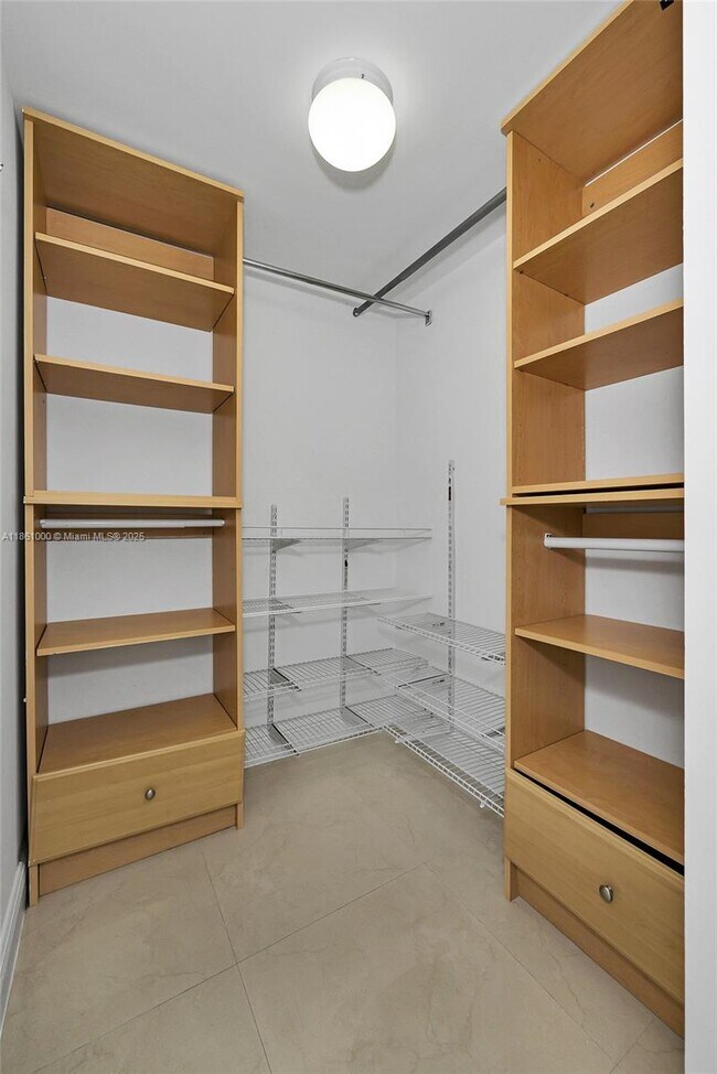 Foto del edificio - $4,400MONTHLY;19400 TURNBERRY WAY #932 AVE...