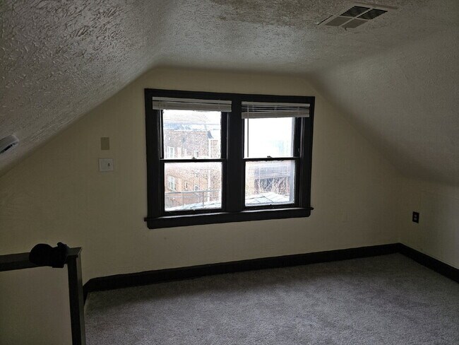 Foto del edificio - 1547 Hillcrest Rd