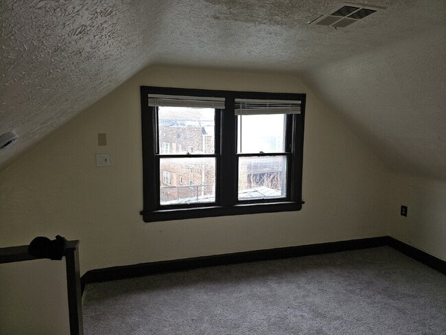 Building Photo - 1547 Hillcrest Rd