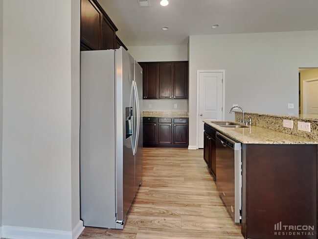 Building Photo - 415 Finch Ln