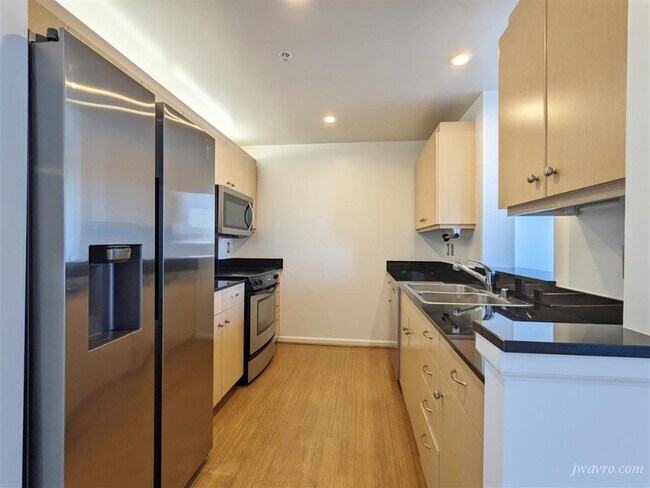Building Photo - 140 S Van Ness Ave