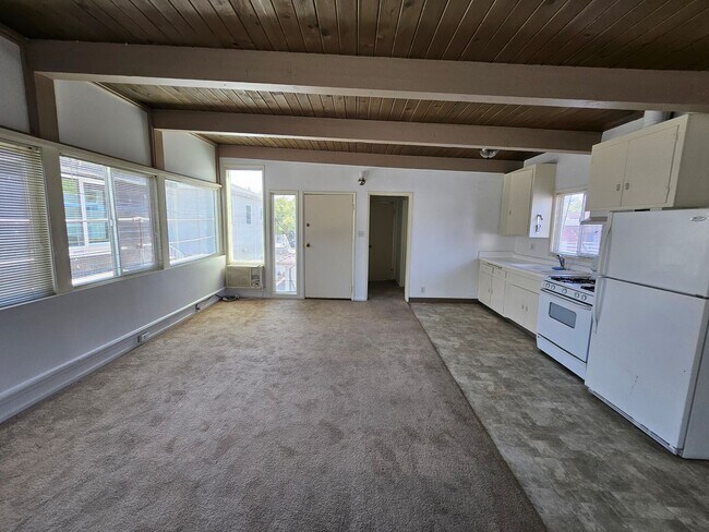 Foto del edificio - Spacious Upstairs Apartment in Prime Burba...