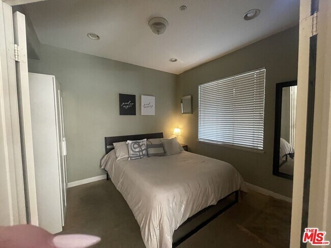 Building Photo - 10 Bolinas