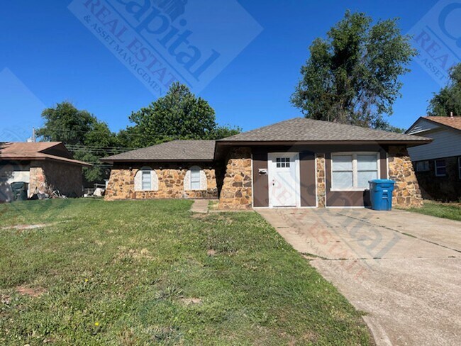 Building Photo - Large 4 Bedroom Home