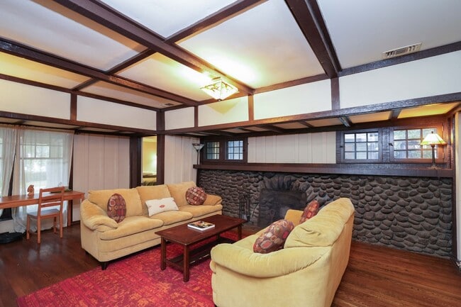 Building Photo - COMING SOON!!! BEAUTIFUL HISTORIC HOME LOC...