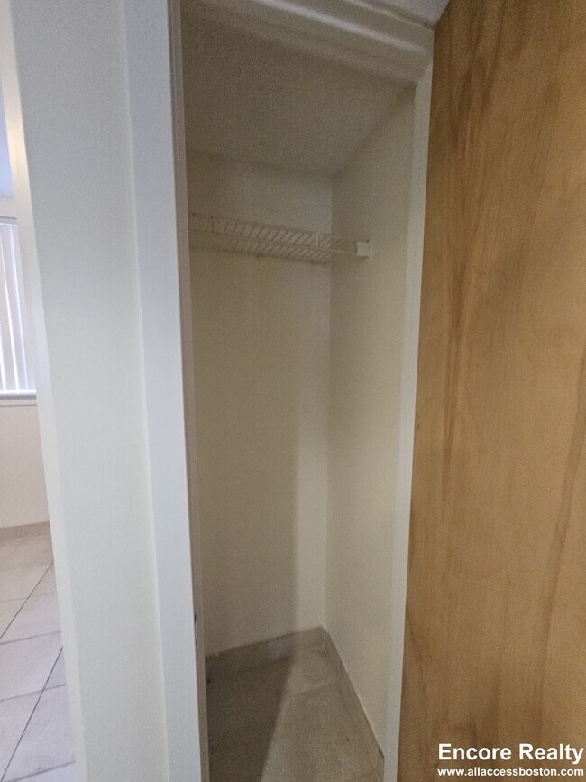 Foto del edificio - 144 N Beacon St
