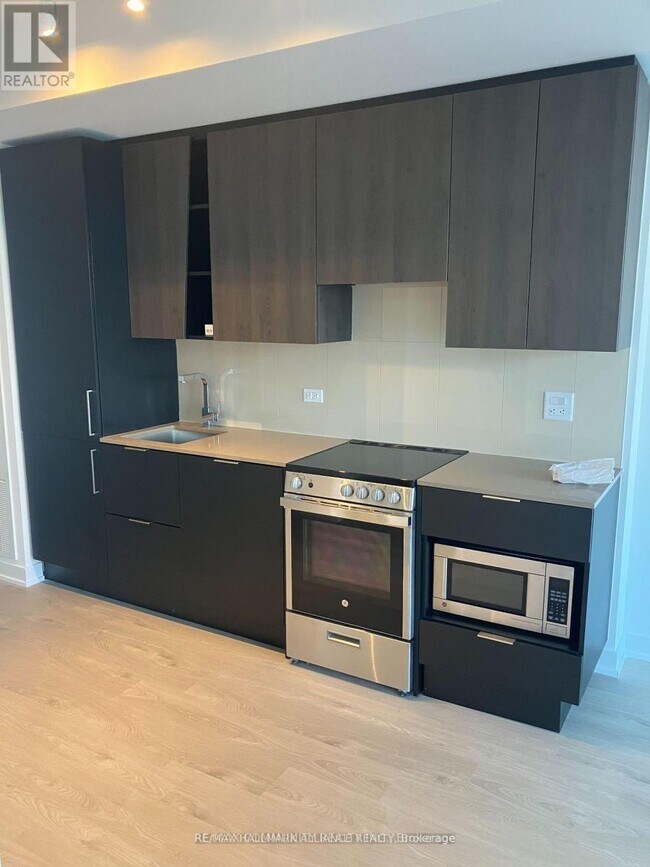 Photo du bâtiment - 3900-3900 Confederation Pkwy