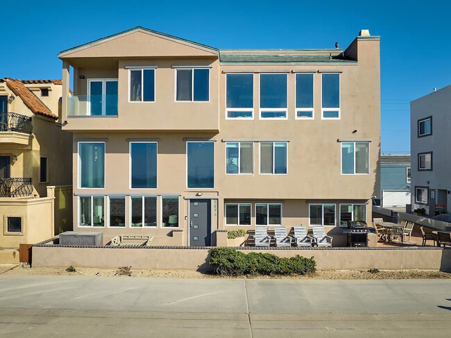 Building Photo - 3979 Ocean Front Walk