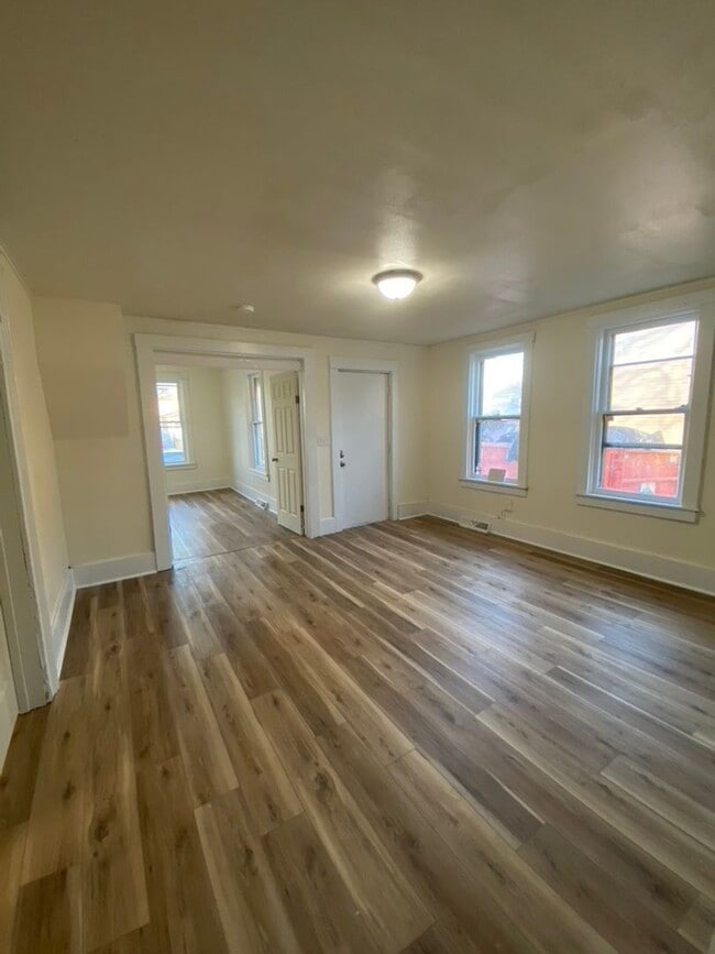 Building Photo - 1031 Waugoo Ave