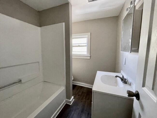 Foto del edificio - PRICE IMPROVEMENT Stunning 3 Bedroom Home ...