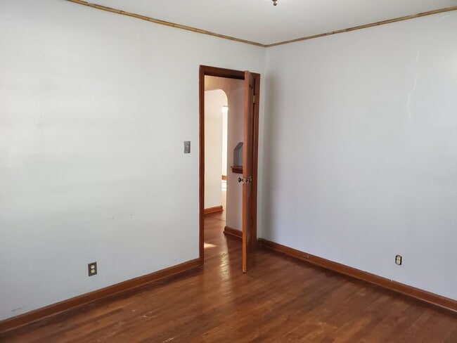 Building Photo - Nice 2 bedroom very near College Hill park