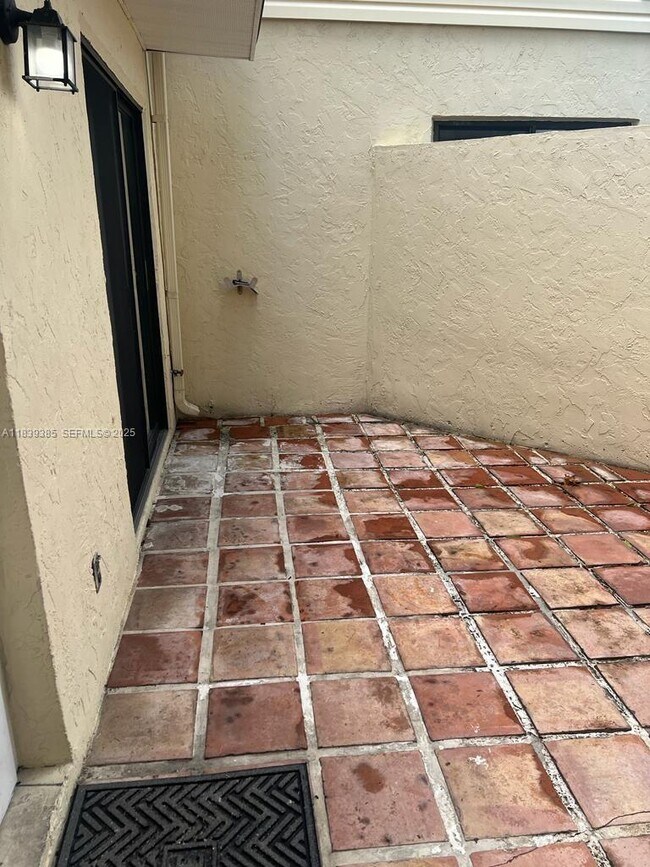 Foto del edificio - 641 Executive Center Dr