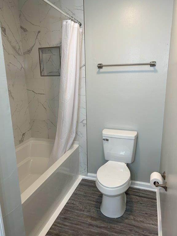 Full Bathroom - 403 71st Ave N