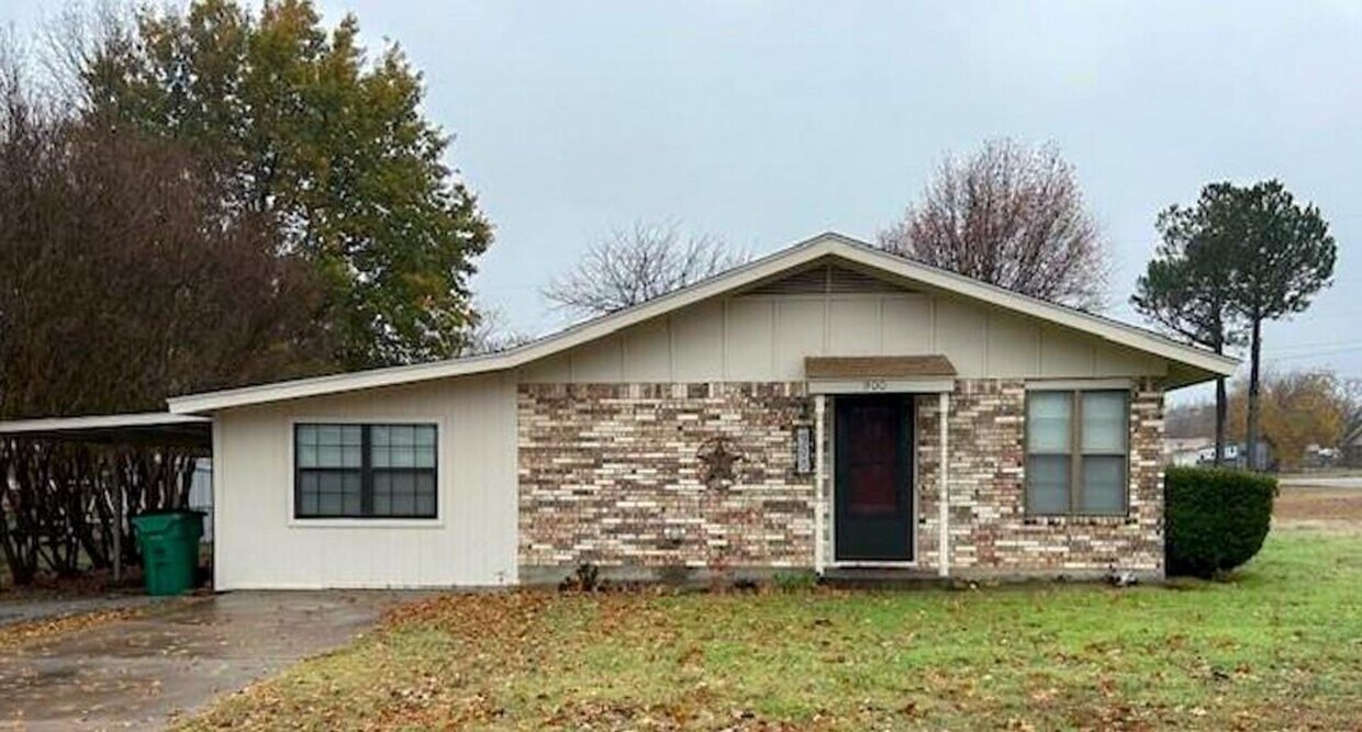 Primary Photo - 4 Bedroom 2 Bath, Large Yard!!