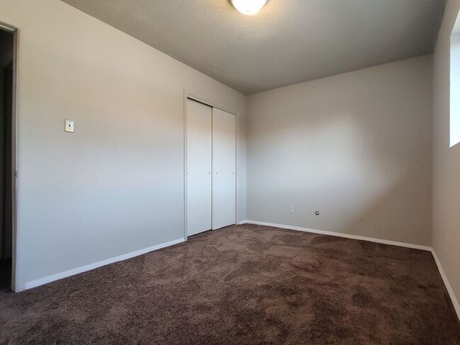 Building Photo - 3211 Morris St NE Unit 2