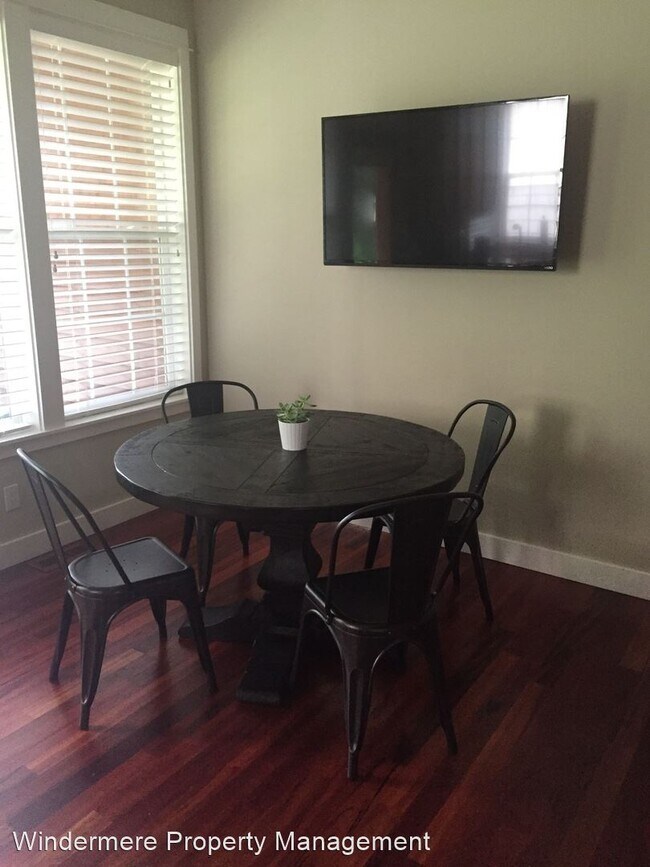 Foto del edificio - 3 br, 3 bath House - 10286 NE Garibaldi Loop