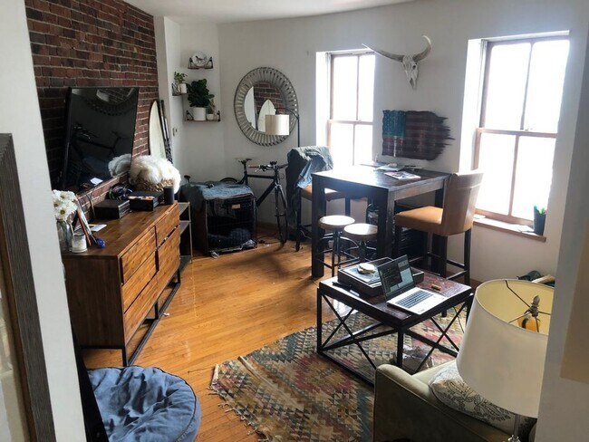 living room - 100 W Cedar St