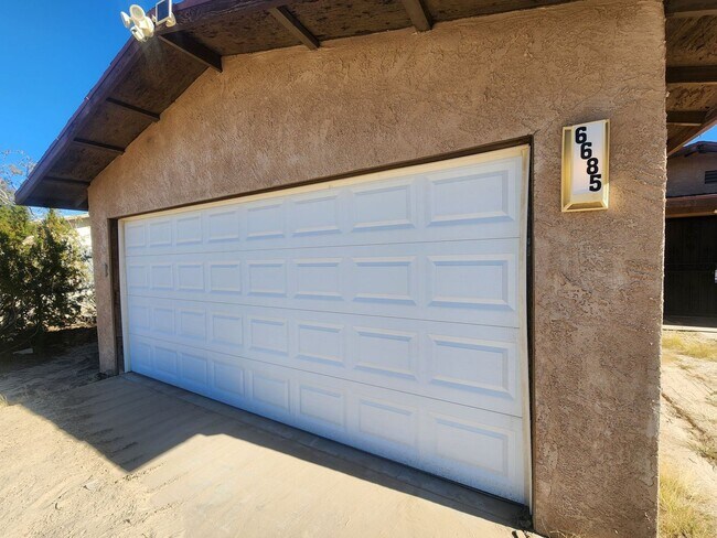 Foto del edificio - **$100 OFF 1ST MONTH** Two Bedroom Home Downtown 29 Palms