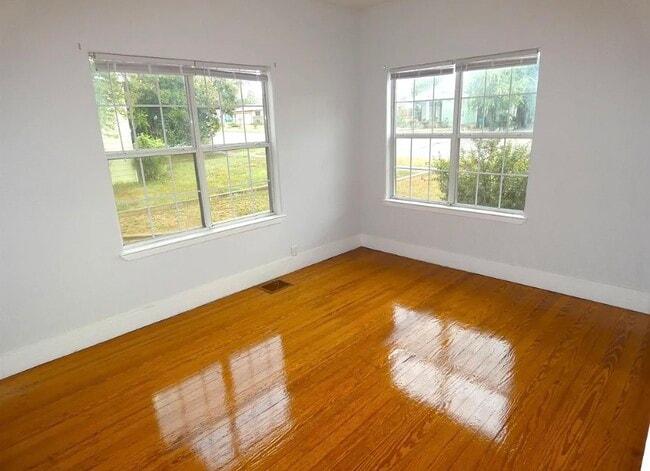 Foto del edificio - 301 E Sandstone St