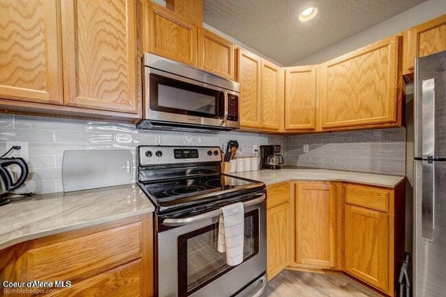 Building Photo - Beautiful Updated 3 Bedroom Condo with A/C, Garage & Fireplace in Forsythia Place!