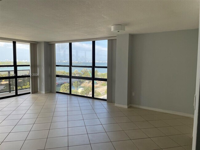 Foto del edificio - 600 NE 36th St