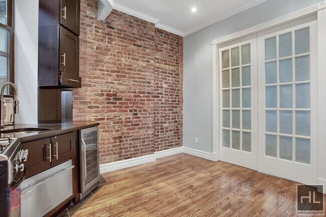 Building Photo - MOTT ST.