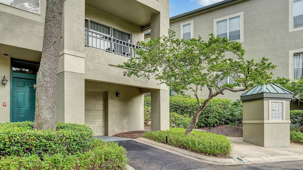 Primary Photo - Furnished Luxurious Gated Harbour Island C...