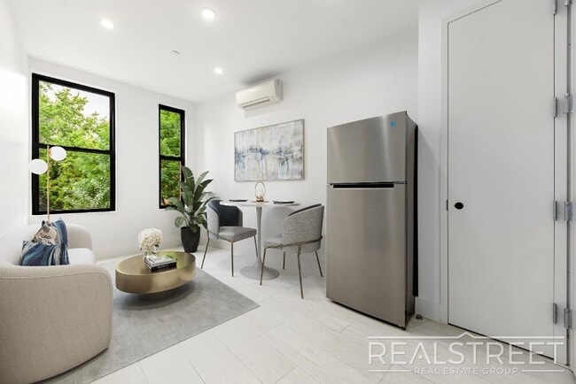 Foto del edificio - Stunning Brand New 1 Bed in Landmarked Tow...